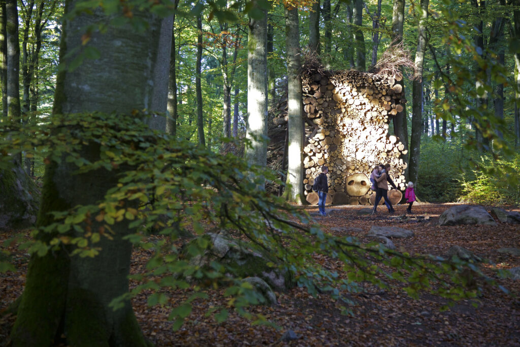 Hannelie Coetzee, _Ou sog tussen bome Old sow between trees_, 2015, Wanås Konst. Foto Mattias Givell