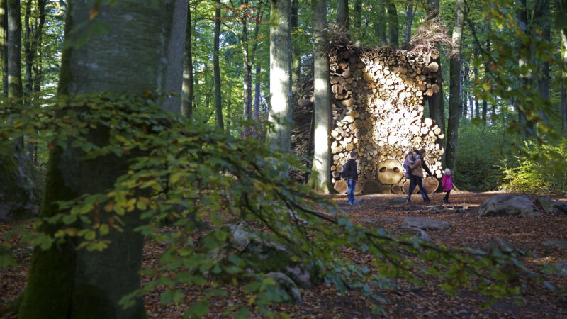Hannelie Coetzee, _Ou sog tussen bome Old sow between trees_, 2015, Wanås Konst. Foto Mattias Givell